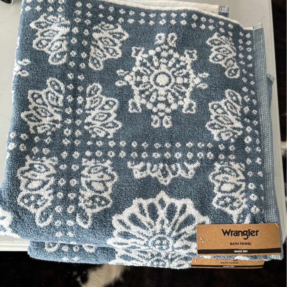 Wrangler light Blue flower bandana patterned towels and bath mat set - NWT - Picture 9 of 13